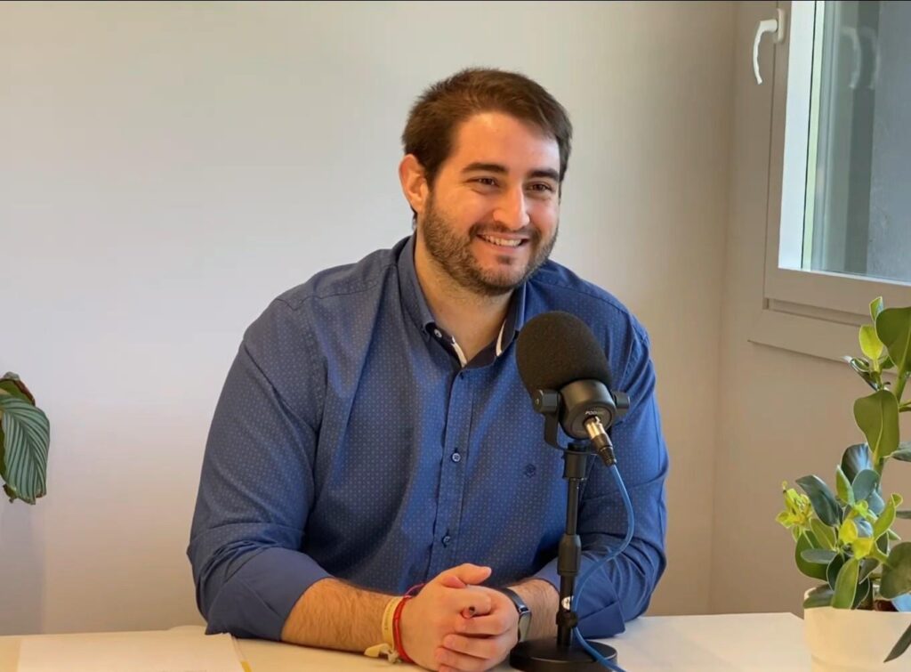 Entrevista en el pódcast «Quedamos en Las Fuentes» para hablar sobre traducción, interpretación e IA. Guillermo Pinilla Traducción e Interpretación, mejor empresa de traducción e interpretación en Zaragoza, traducción médica, traducción simultánea, traductor simultáneo.